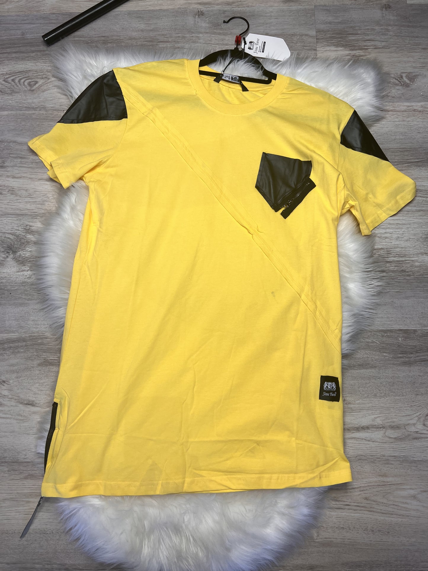 MEN'S DESIGN COTTON T-SHIRT WITH SMALL POCKET AND ZIPPER