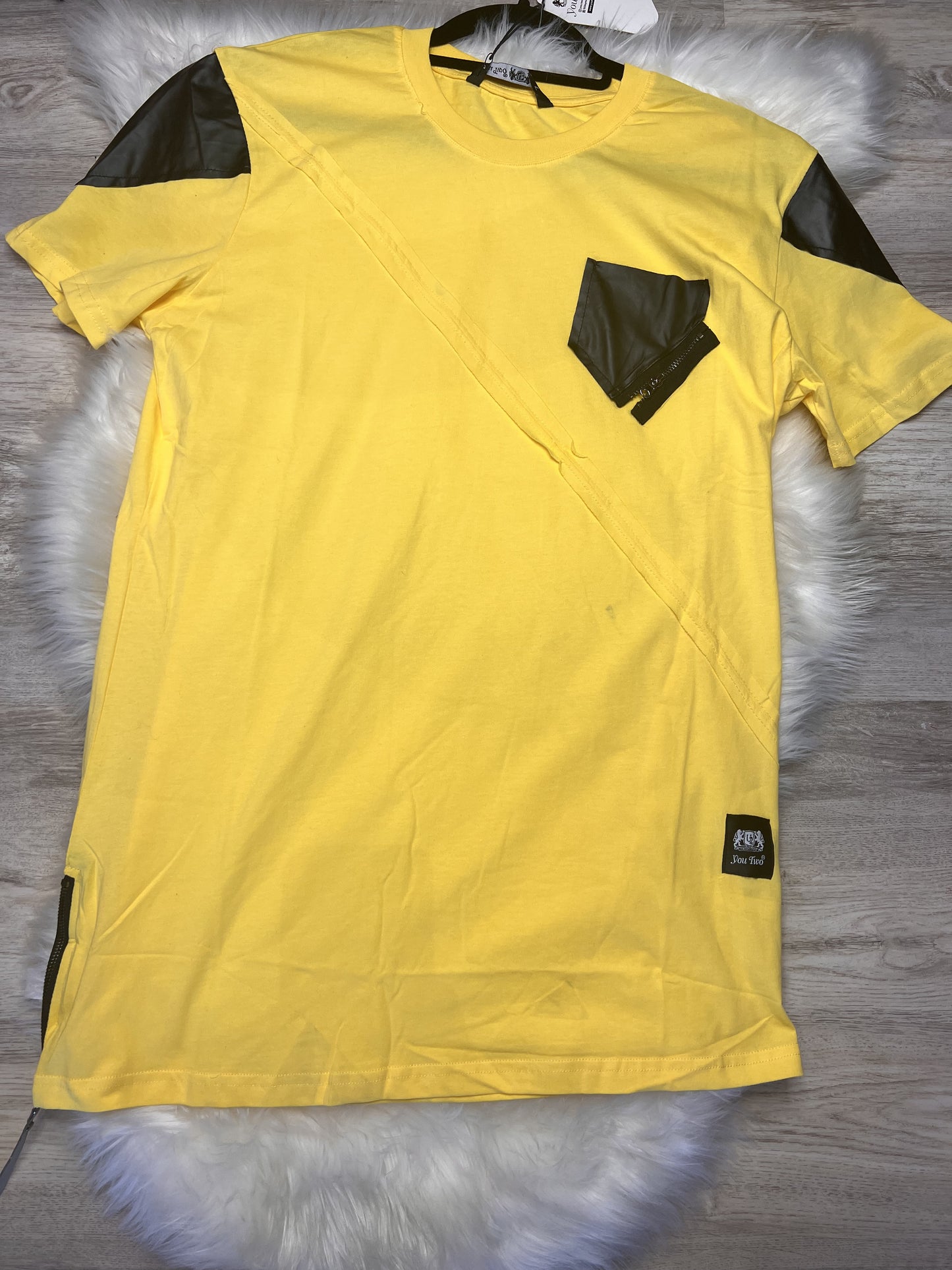MEN'S DESIGN COTTON T-SHIRT WITH SMALL POCKET AND ZIPPER
